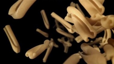 Makarna kasesi düşüyor. 1000 fps 'de yüksek hızlı bir kamerayla çekildi. Yüksek kaliteli FullHD görüntüler