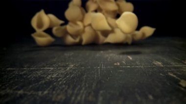 Kuru makarna masaya düşer. 1000 fps 'de yüksek hızlı bir kamerayla çekildi. Yüksek kaliteli FullHD görüntüler