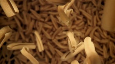 Makarna kasesi düşüyor. 1000 fps 'de yüksek hızlı bir kamerayla çekildi. Yüksek kaliteli FullHD görüntüler