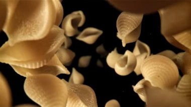 Kuru makarna aşağı uçar. 1000 fps 'de yüksek hızlı bir kamerayla çekildi. Yüksek kaliteli FullHD görüntüler