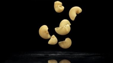 Kuru makarna siyah masaya düşer. 1000 fps 'de yüksek hızlı bir kamerayla çekildi. Yüksek kaliteli FullHD görüntüler