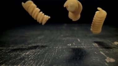 Kuru makarna masaya düşer. 1000 fps 'de yüksek hızlı bir kamerayla çekildi. Yüksek kaliteli FullHD görüntüler