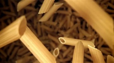 Makarna yere düşüyor. 1000 fps 'de yüksek hızlı bir kamerayla çekildi. Yüksek kaliteli FullHD görüntüler