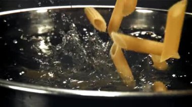 Makarna kaynayan suya düşer. 1000 fps 'de yüksek hızlı bir kamerayla çekildi. Yüksek kaliteli FullHD görüntüler