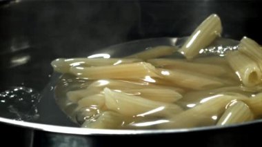 Makarna. 1000 fps 'de yüksek hızlı bir kamerayla çekildi. Yüksek kaliteli FullHD görüntüler