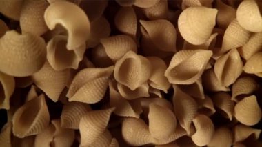 Kuru makarna yükselir ve düşer. 1000 fps 'de yüksek hızlı bir kamerayla çekildi. Yüksek kaliteli FullHD görüntüler