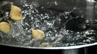 Makarna kaynar suya dökülüyor. 1000 fps 'de yüksek hızlı bir kamerayla çekildi. Yüksek kaliteli FullHD görüntüler