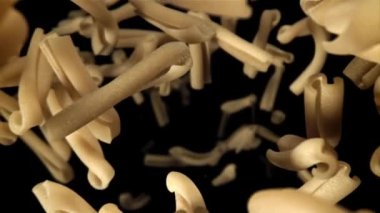 Makarna kasesi düşüyor. 1000 fps 'de yüksek hızlı bir kamerayla çekildi. Yüksek kaliteli FullHD görüntüler