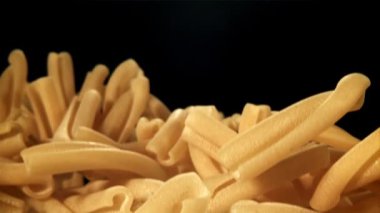 Makarna Casarecce yukarı uçar ve düşer. 1000 fps 'de yüksek hızlı bir kamerayla çekildi. Yüksek kaliteli FullHD görüntüler