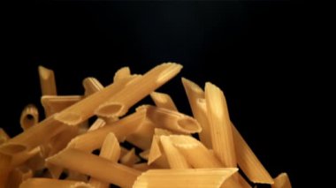 Makarna yukarı uçar ve aşağı düşer. 1000 fps 'de yüksek hızlı bir kamerayla çekildi. Yüksek kaliteli FullHD görüntüler