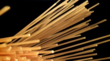 Spagetti makarnası uçar ve düşer. 1000 fps 'de yüksek hızlı bir kamerayla çekildi. Yüksek kaliteli FullHD görüntüler