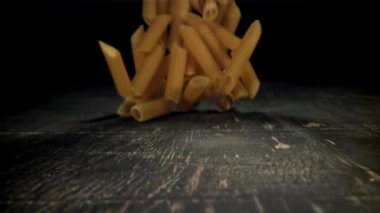 Kuru makarna masaya düşer. 1000 fps 'de yüksek hızlı bir kamerayla çekildi. Yüksek kaliteli FullHD görüntüler