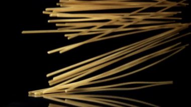 Siyah arka plana düşen kuru bir spagetti. 1000 fps 'de yüksek hızlı bir kamerayla çekildi. Yüksek kaliteli FullHD görüntüler