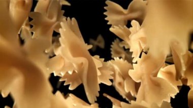 Farfale makarnası düşer. 1000 fps 'de yüksek hızlı bir kamerayla çekildi. Yüksek kaliteli FullHD görüntüler