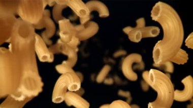 Kuru makarna aşağı uçar. 1000 fps 'de yüksek hızlı bir kamerayla çekildi. Yüksek kaliteli FullHD görüntüler