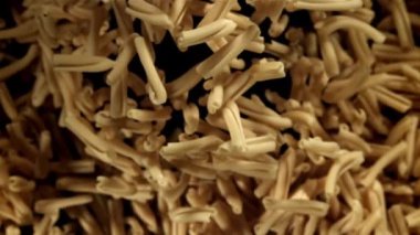 Makarna Casarecce yukarı uçar ve düşer. 1000 fps 'de yüksek hızlı bir kamerayla çekildi. Yüksek kaliteli FullHD görüntüler
