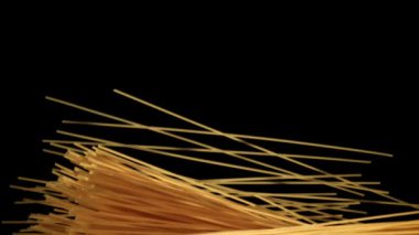 Spagetti makarnası uçar ve düşer. 1000 fps 'de yüksek hızlı bir kamerayla çekildi. Yüksek kaliteli FullHD görüntüler