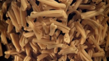 Makarna Casarecce yukarı uçar ve düşer. 1000 fps 'de yüksek hızlı bir kamerayla çekildi. Yüksek kaliteli FullHD görüntüler
