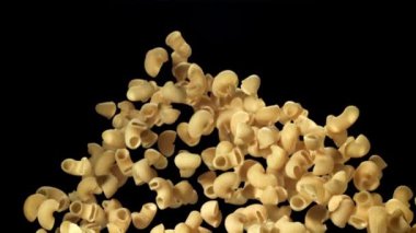 Kuru makarna yukarı uçar ve düşer. 1000 fps 'de yüksek hızlı bir kamerayla çekildi. Yüksek kaliteli FullHD görüntüler