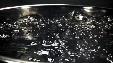 Kaynar su. 1000 fps 'de yüksek hızlı bir kamerayla çekildi. Yüksek kaliteli FullHD görüntüler