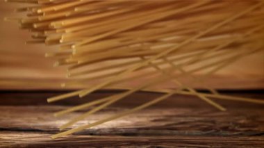Tahta bir masaya düşen spagetti. 1000 fps 'de yüksek hızlı bir kamerayla çekildi. Yüksek kaliteli FullHD görüntüler