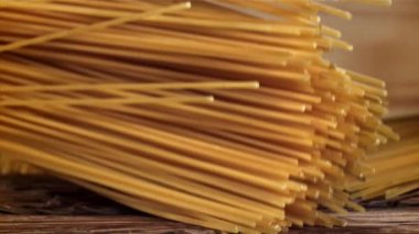 Tahta bir masaya düşen spagetti. 1000 fps 'de yüksek hızlı bir kamerayla çekildi. Yüksek kaliteli FullHD görüntüler