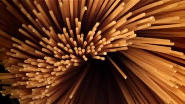 Spagetti makarnası kuru pişmemiş. 1000 fps 'de yüksek hızlı bir kamerayla çekildi. Yüksek kaliteli FullHD görüntüler