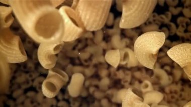 Kuru makarna aşağı uçar. 1000 fps 'de yüksek hızlı bir kamerayla çekildi. Yüksek kaliteli FullHD görüntüler