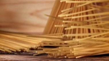 Tahta bir masaya düşen spagetti. 1000 fps 'de yüksek hızlı bir kamerayla çekildi. Yüksek kaliteli FullHD görüntüler