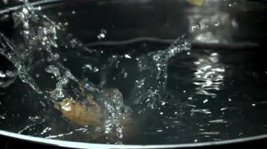 Tagliatelle makarnası kaynayan suya düşer. 1000 fps 'de yüksek hızlı bir kamerayla çekildi. Yüksek kaliteli FullHD görüntüler