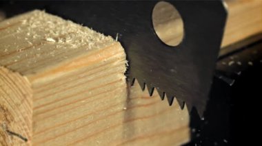 Tahtayı kesiyorum. 1000 fps 'de yüksek hızlı bir kamerayla çekildi. Yüksek kaliteli FullHD görüntüler