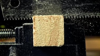 Tahtayı kesiyorum. 1000 fps 'de yüksek hızlı bir kamerayla çekildi. Yüksek kaliteli FullHD görüntüler