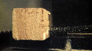 Tahtayı kesiyorum. 1000 fps 'de yüksek hızlı bir kamerayla çekildi. Yüksek kaliteli FullHD görüntüler