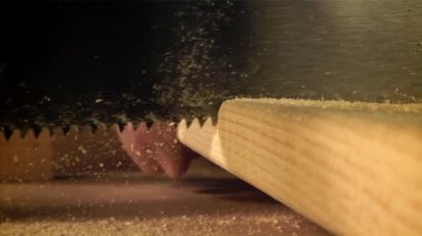 Tahtayı kesiyorum. 1000 fps 'de yüksek hızlı bir kamerayla çekildi. Yüksek kaliteli FullHD görüntüler