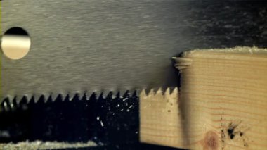 Tahtayı kesiyorum. 1000 fps 'de yüksek hızlı bir kamerayla çekildi. Yüksek kaliteli FullHD görüntüler