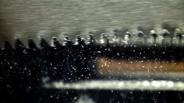 Tahtayı kesiyorum. 1000 fps 'de yüksek hızlı bir kamerayla çekildi. Yüksek kaliteli FullHD görüntüler