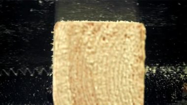 Tahtayı kesiyorum. 1000 fps 'de yüksek hızlı bir kamerayla çekildi. Yüksek kaliteli FullHD görüntüler