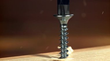 Vidayı tahtaya vidalamak. 1000 fps 'de yüksek hızlı bir kamerayla çekildi. Yüksek kaliteli FullHD görüntüler