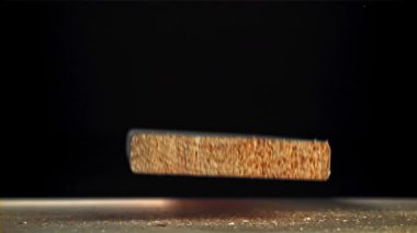 Tahtalar marangozların masasına düşer. 1000 fps 'de yüksek hızlı bir kamerayla çekildi. Yüksek kaliteli FullHD görüntüler