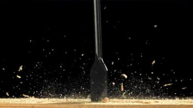 Bir marangoz ahşap bir üründe delik açar. 1000 fps 'de yüksek hızlı bir kamerayla çekildi. Yüksek kaliteli FullHD görüntüler
