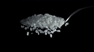 Tuz kaşıktan düşer. 1000 fps 'de yüksek hızlı bir kamerayla çekildi. Yüksek kaliteli FullHD görüntüler