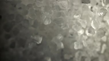 Tuz yukarı aşağı uçar. 1000 fps 'de yüksek hızlı bir kamerayla çekildi. Yüksek kaliteli FullHD görüntüler