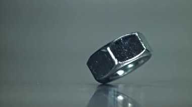 Fındık metal bir masada dönüyor. 1000 fps 'de yüksek hızlı bir kamerayla çekildi. Yüksek kaliteli FullHD görüntüler