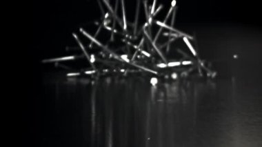Çiviler metal bir masaya düşer. 1000 fps 'de yüksek hızlı bir kamerayla çekildi. Yüksek kaliteli FullHD görüntüler