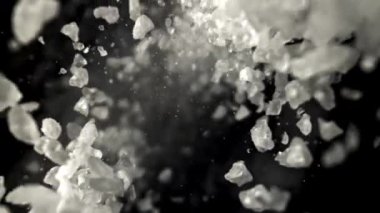 Tuz yere düşer. 1000 fps 'de yüksek hızlı bir kamerayla çekildi. Yüksek kaliteli FullHD görüntüler