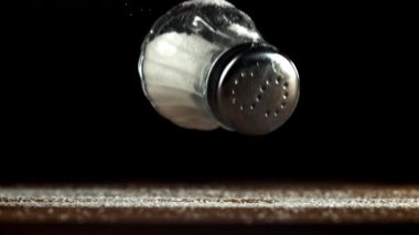 Bir tuzluk ahşap bir masaya düşer. 1000 fps 'de yüksek hızlı bir kamerayla çekildi. Yüksek kaliteli FullHD görüntüler