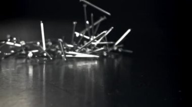 Çiviler metal bir masaya düşer. 1000 fps 'de yüksek hızlı bir kamerayla çekildi. Yüksek kaliteli FullHD görüntüler