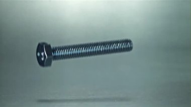 Masaya metal bir cıvata düşüyor. 1000 fps 'de yüksek hızlı bir kamerayla çekildi. Yüksek kaliteli FullHD görüntüler