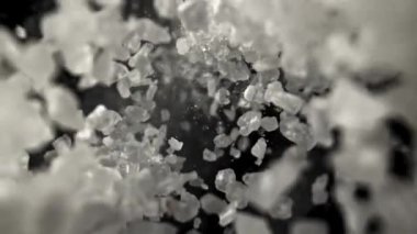 Tuz yere düşer. 1000 fps 'de yüksek hızlı bir kamerayla çekildi. Yüksek kaliteli FullHD görüntüler