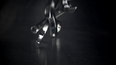 Anahtarlar metal bir yüzeye düşer. 1000 fps 'de yüksek hızlı bir kamerayla çekildi. Yüksek kaliteli FullHD görüntüler